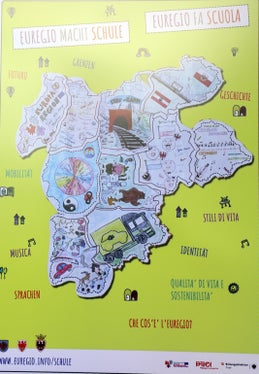 Auf Plakaten stellten die Schülerinnen und Schüler das Gelernte und ihre Vision der Euregio kreativ dar. (Foto: Land Trentino/Matteo Rensi)