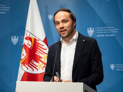 L'assessore Philipp Achammer ha fatto riferimento anche alla legge omnibus sull'Istruzione. Le sfide nel settore dell'istruzione non possono essere risolte solo con una legge; il prerequisito fondamentale rimane una buona collaborazione tra scuole e genitori. Con questa legge vogliamo tracciare la strada per un'istruzione sostenibile. (Foto: USP/Fabio Brucculeri)