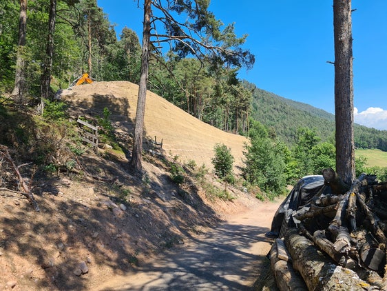 Der neu errichtete Steinschlagschutz oberhalb von Schwarzenbach in Afing in der Gemeinde Jenesien ist auf der Talseite bis zu acht Meter hoch. (Foto: LPA/Landesamt für Wildbach- und Lawinenverbauung Nord)