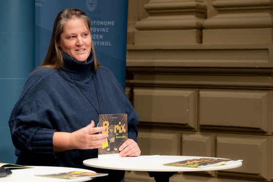 Autorin Heidi Troi hat, gemeinsam mit Illustratorin Renate Felderer, das interaktive Kinderbuch Borix gestaltet, das Kindern und Jugendlichen im Grundschul- und Mittelschulalter (und deren Familien) die Bedeutung des Waldes veranschaulichen soll. (Foto: LPA/Manuela Tessaro)