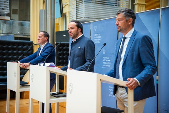 Gli assessori Alfreider (nella foto il primo da destra), Achammer e Vettorato durante la conferenza stampa di fine anno scolastico (Foto: ASP/Fabio Brucculeri)
