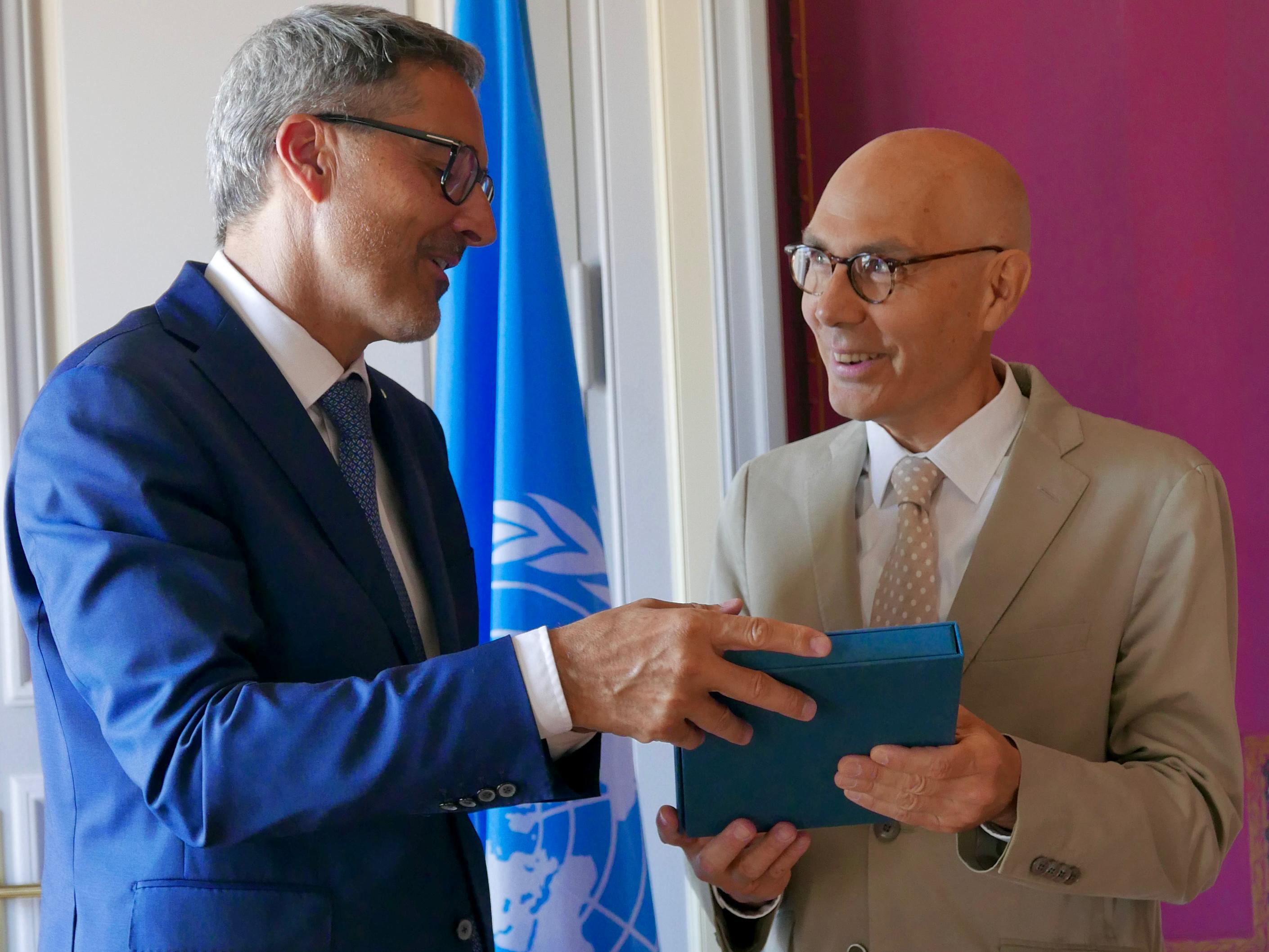 Il presidente della Provincia Arno Kompatscher (a sinistra) e l'alto commissario delle Nazioni Unite per i diritti umani, Volker Türk, hanno parlato oggi (12 agosto) a Ginevra di una possibile collaborazione con le Nazioni Unite per il previsto Centro di documentazione per la tutela delle minoranze e l'autonomia a Bolzano. (Foto: ASP)