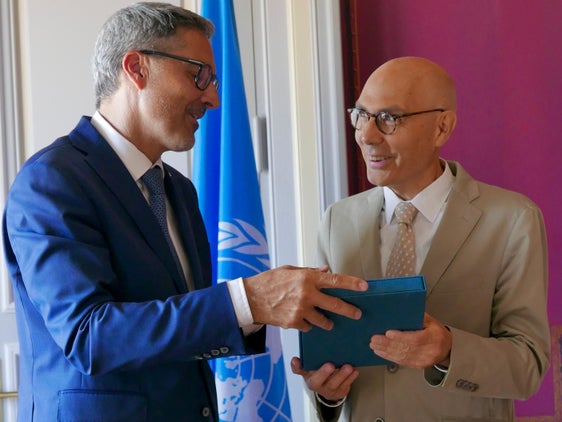 Il presidente della Provincia Arno Kompatscher (a sinistra) e l'alto commissario delle Nazioni Unite per i diritti umani, Volker Türk, hanno parlato oggi (12 agosto) a Ginevra di una possibile collaborazione con le Nazioni Unite per il previsto Centro di documentazione per la tutela delle minoranze e l'autonomia a Bolzano. (Foto: ASP)