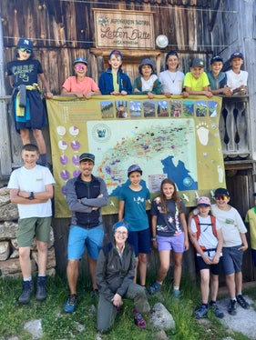 Die Junior Ranger von 2024 mit Ralf Pechlaner (AVS) und Annamaria Gapp (Landesamt für Natur) auf der Lettenhütte am Schlern. (Foto: LPA/Landesamt für Natur/Dagmar Emeri) 