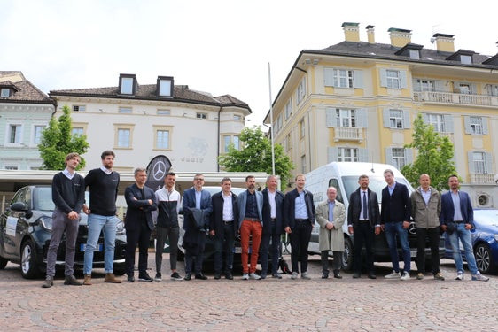 Un'immagine della consegna degli automezzi elettrici avvenuta oggi (6 maggio) in Piazza Walther a Bolzano (Foto: ASP/Ingo Dejaco)