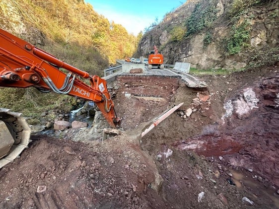 Nach den Erdrutschen 2023 sorgt der Straßendienst des Landes an der Landesstraße in Kastelruth (LS 24) für mehr Stabilität und Sicherheit auf der Verbindungsstraße Blumau–Waidbruck. (Foto: LPA/Landesabteilung Straßendienst)