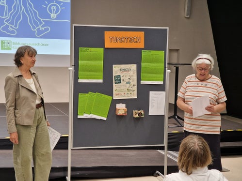 Tumatsch – ein Nachdenküberfall vom Bildungsausschuss Lana wurde vorgestellt von Martina Steiner und Waltraud Holzner. (Foto: LPA/Amt für Weiterbildung und Sprachen)