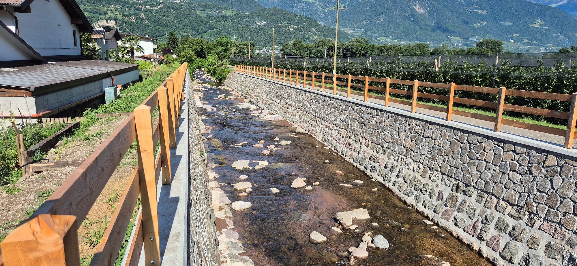 L'Ufficio Sistemazione bacini montani sud ha aumentato la protezione contro le piene sul Rio Eschio a Gargazzone. (Foto: USP/Ufficio Sistemazione bacini montani sud)