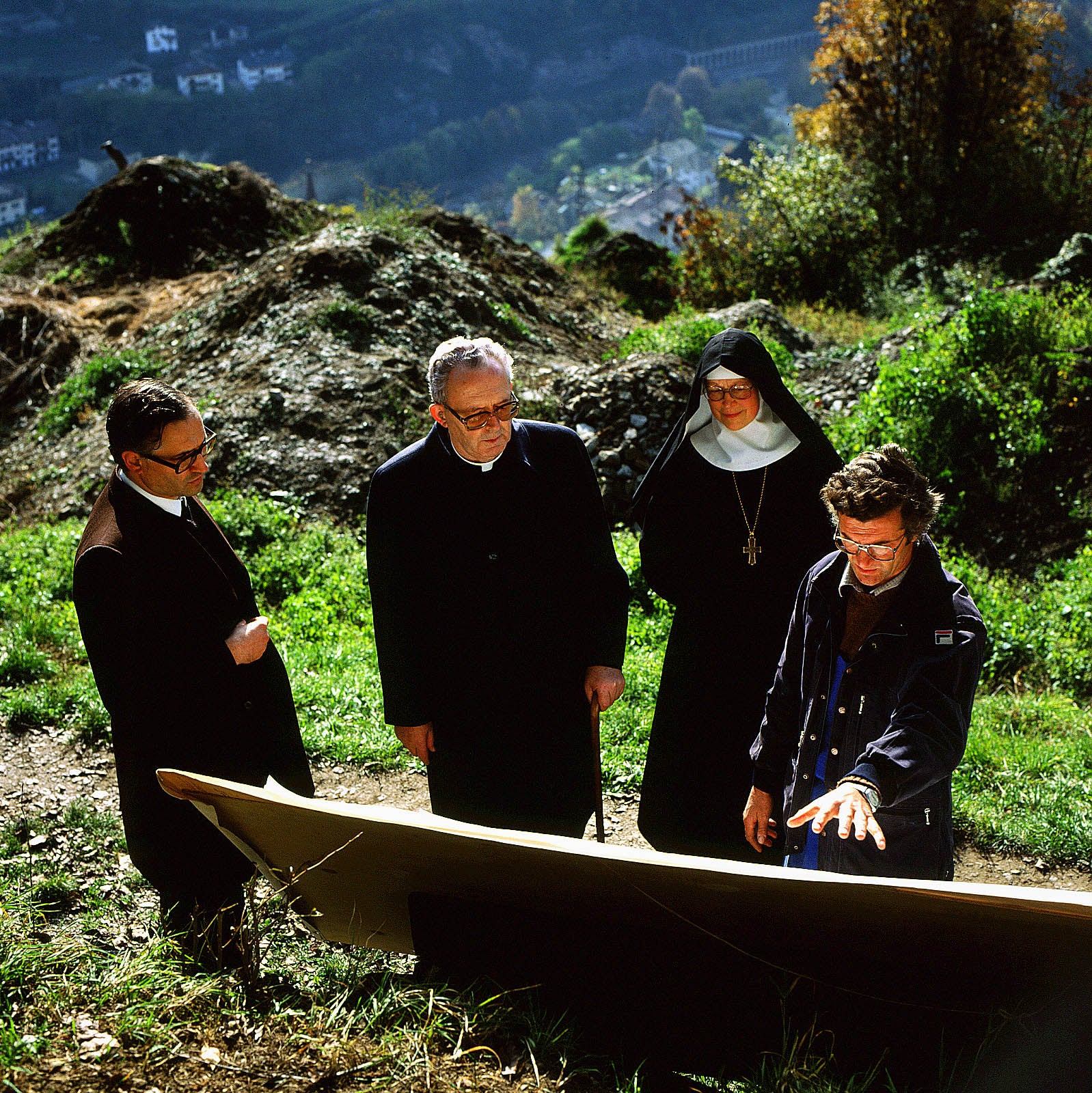 All'abbazia benedettina di Sabiona nel 1982 (da sinistra a destra): Josef Matzneller (allora segretario particolare del vescovo), il vescovo Josef Gargitter, la badessa Marcellina Pustet e Hans Nothdurfter (Foto: ASP/Hubert Walder)