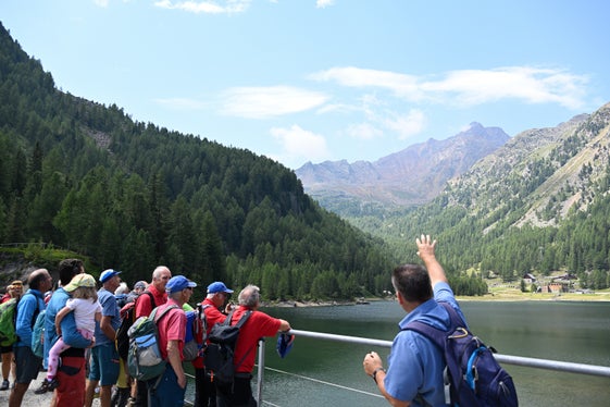 Landesgeologe Volkmar Mair (ganz rechts) führte unter anderem zum Weißbrunnsee. (Foto: LPA/Landesamt für Geologie und Baustoffprüfung)