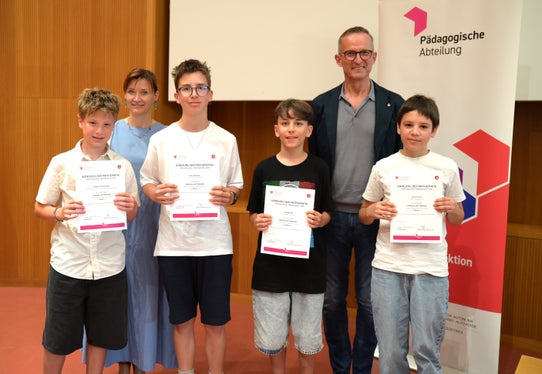 Prämierungsfeier Känguru der Mathematik 2026: 2. Klasse Mittelschule – Kategorie Kadett (vorne von links): Stephan Weissensteiner, Peter Ganthaler, Elia Raglianti, Simon Pircher, dahinter Landesschuldirektorin Sigrun Falkensteiner und Abteilungsdirektor Martin Holzner (Foto: LPA/Deutsche Bildungsdirektion/Margit Pichler)