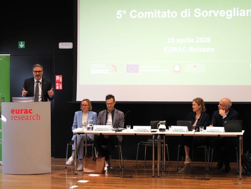 Il presidente della Provincia Arno Kompatscher ha elogiato la Ripartizione Europa per la corretta attuazione del Programma FESR, ma ha anche espresso un giudizio critico sulla tendenza dell’UE a centralizzare la gestione dei fondi di coesione, come già avviene per il PNRR. (Foto: USP/Ursula Pirchstaller)