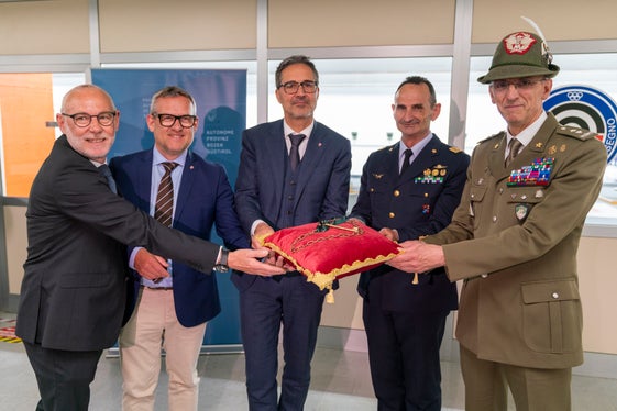 Am Schießstand wurde der Schlüssel symbolisch übergeben (von links): Marco Berton, Präsident der Sektion Bozen des Schützenvereins, Christian Bianchi, Landesrat für Hochbau, Vermögensverwaltung, Grundbuch und Kataster, Arno Kompatscher, Landeshauptmann, General Inspektor Mario Sciandra, Generaldirektor der Abteilung Bauwesen und Liegenschaften des Verteidigungsministeriums (Geniodife), und Michele Risi, Kommandant der Gebirgstruppen. (Foto LPA/Daniel von Johnston)
