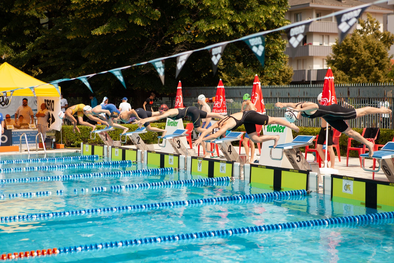 Rund 800 Schwimmerinnen und Schwimmer aus 35 Mannschaften waren beim Finale des Euregio Swim Cup 2023 in Rovereto mit dabei. (Foto: Euregio/Gianfranco Barbiero)