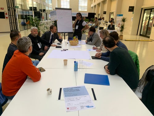 Mathias Stuflesser (quarto da sinistra), direttore della Ripartizione Amministrazione scuola e cultura ladina, invita esperti e cittadini interessati a partecipare attivamente alla digitalizzazione del ladino. (Foto: USP/Ripartizione Amministrazione scuola e cultura ladina)