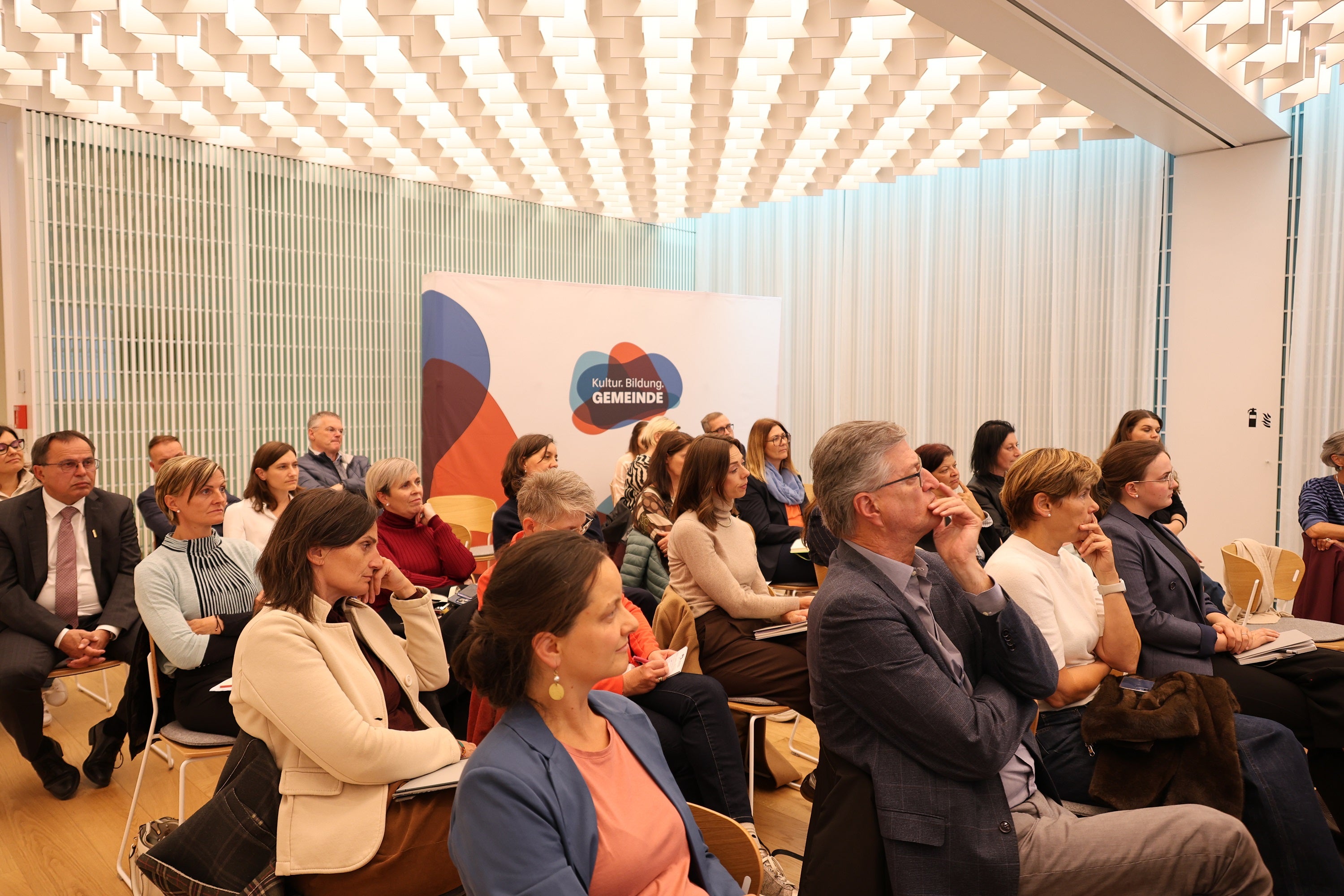 Zahlreiche Gemeindevertreterinnen und -vertreter nutzten die Gelegenheit, um sich über die Zuständigkeitsbereiche von Landesrat Achammer zu informieren. (Foto LPA/Ressort Innovation und Forschung, Museen, Denkmalpflege, Deutsche Kultur und Bildungsförderung)