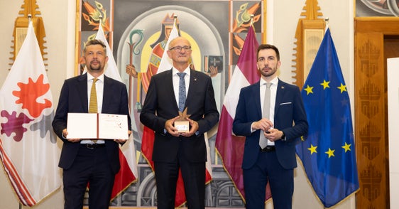 L vizepresidënt dla Provinzia de Bulsan Daniel Alfreider (da man ciancia), l cumandant dl Tirol Anton Mattle y l assessëur per l frabiché, la puscions y l sentimënt per l’autonomia Simone Marchiori à sëurandat la uneranzes. (Foto: Archif dl Ufize stampa provinziel de Trënt).