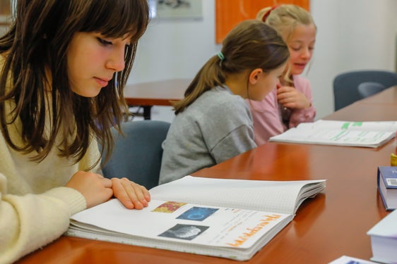 Nell’anno scolastico appena avviato sono a disposizione delle famiglie 129 servizi di assistenza extrascolastica pomeridiana in 37 Comuni altoatesini, istituiti sulla base del fabbisogno locale individuato dalle amministrazioni locali. L’Agenzia per le Famiglie stanzia a tal fine 5,5 milioni di euro. (Foto: USP/Oskar Verant)