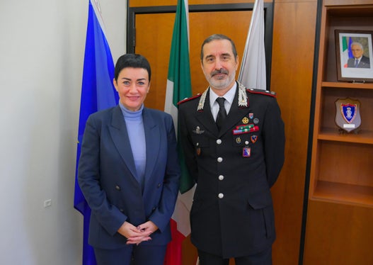 Landesrätin Ulli Mair hat beim Gespräch mit dem regionalen Carabinieri-Kommandanten Stefano Paolucci unter anderem über die Sicherheitsstrategie sowie über die Personal- und Wohnungssuche gesprochen. (Foto: LPA/Lukas Forer)