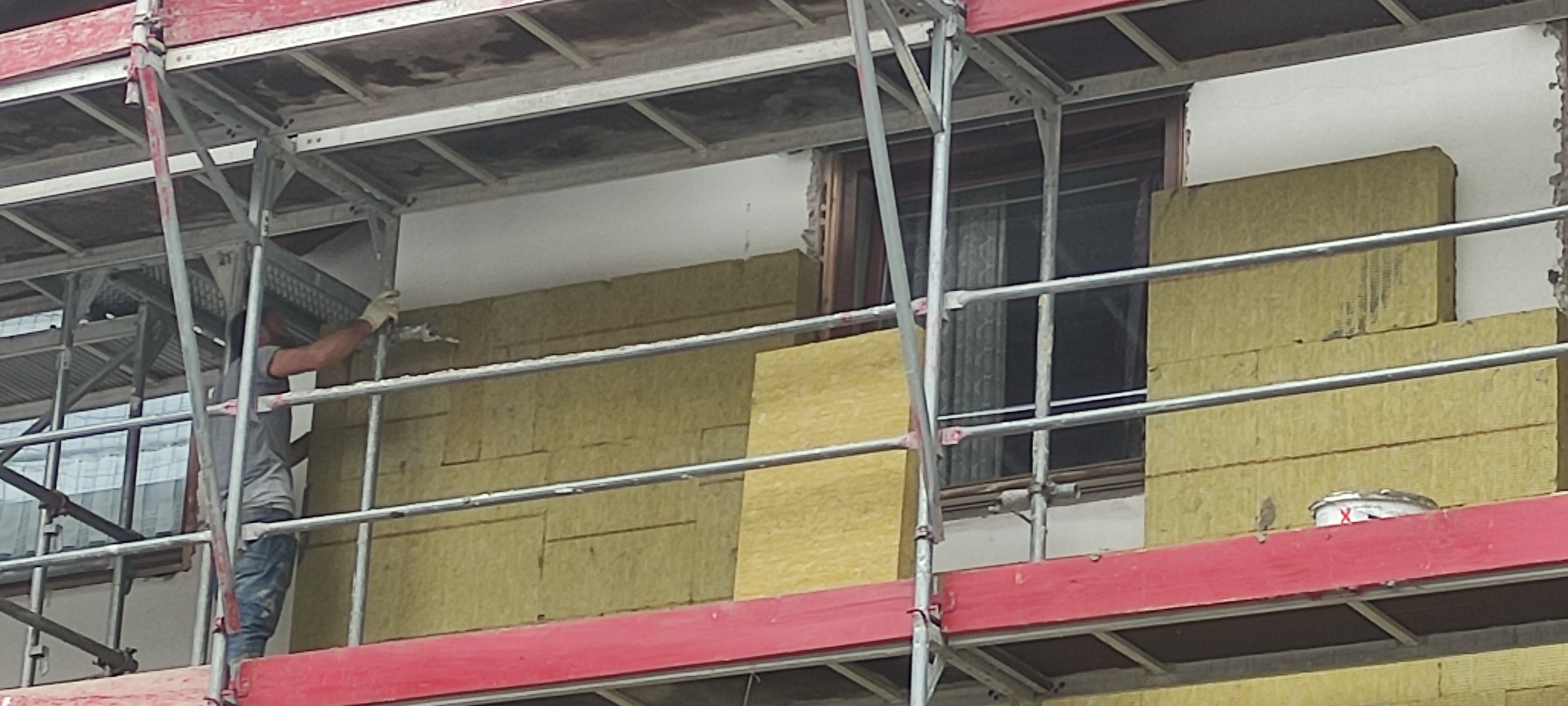 Um die Energieeffizienz öffentlicher Gebäude zu steigern, stehen 15 Millionen Euro aus dem EU-Fonds für regionale Entwicklung zur Verfügung, im Bild die energetische Sanierung eines Gebäudes (Foto: LPA/Lukas Zingerle)