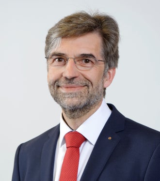 Thomas Niehr è professore di linguistica tedesca presso il Dipartimento di Linguistica e Scienze della Comunicazione della RWTH Aachen University. La sua ricerca verte principalmente sull'analisi del discorso e delle strutture argomentative soprattutto in ambito linguistico e politico. (Foto: privata)