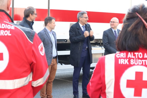 Gelebte Solidarität: Landeshauptmann und Bevölkerungsschutzlandesrat Arno Kompatscher (2.v.re.) bei der heutigen Übergabe von Fahrzeugen an das Landeskomitee des Roten Kreuzes mit dem Präsidenten des Italienischen Roten Kreuzes Rosario Valastro (re.), dem Präsidenten des Landeskomitees des Roten Kreuzes Manuel Pallua (2.v.li.) und dem Direktor der Agentur für Bevölkerungsschutz Klaus Unterweger (links). (Foto: LPA/Maja Clara)