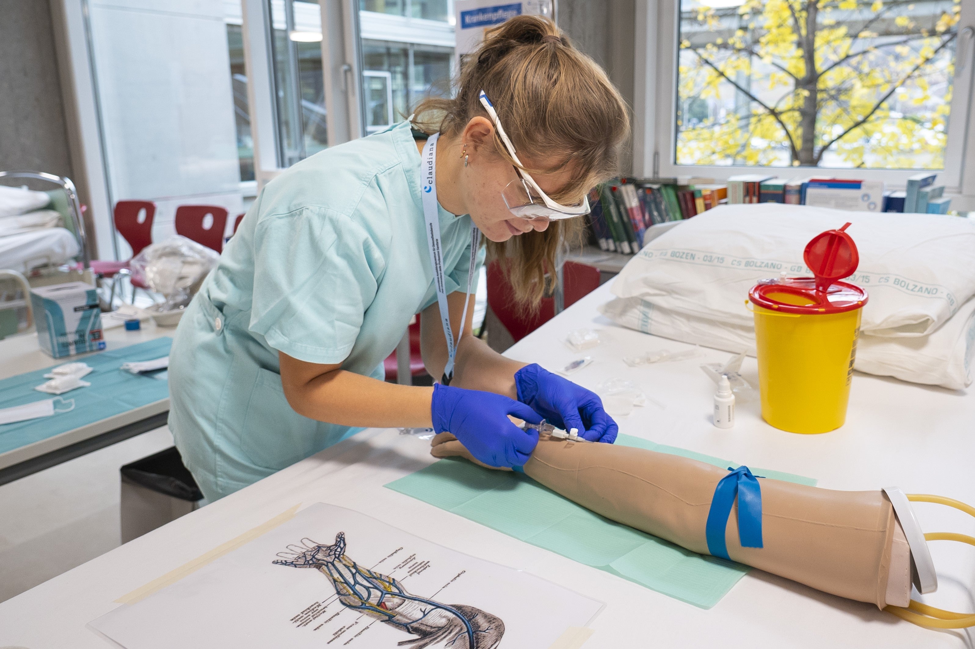 Drei neue Beschlüsse der Landesregierung legen die dreijährige Ausbildung in verschiedenen Bereichen sowie die Plätze fürs Medizinstudium fest und stärken die Claudiana als zentrales Ausbildungszentrum für Südtirols Gesundheitsfachkräfte. Im Bild: Eine Studentin am Universitären Ausbildungszentrum für Gesundheitsberufe Claudiana bereitet sich auf ihren Beruf im Gesundheitswesen vor. (Foto: LPA/Fabio Brucculeri)