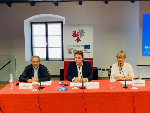 Il direttore della Fondazione, Giuseppe Ferrandi, l'assessore provinciale, Mirko Bisesti, e la segretaria generale dell'Euregio, Marilena Defrancesco, al convegno di oggi (Foto: Ufficio stampa della Provincia di Trento)