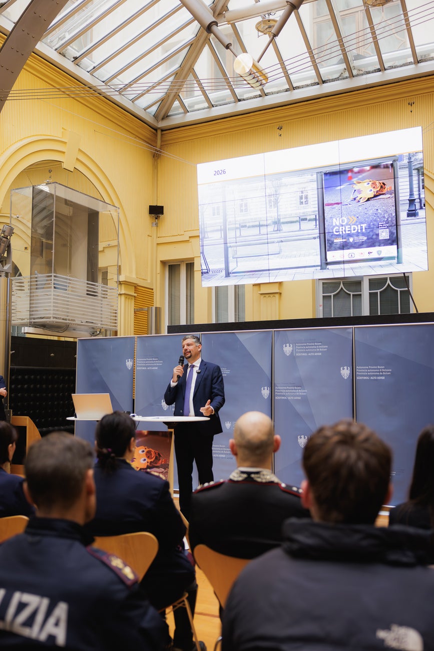 Unsere Einsatzkräfte erleben täglich Situationen, die niemand erleben sollte. Ihren Geschichten eine Stimme zu geben bedeutet, daran zu erinnern, dass jeder Unfall aus einer falschen Entscheidung oder einem Moment der Unaufmerksamkeit entstehen kann. Verkehrssicherheit betrifft uns alle, jeden Tag und auf jeder Straße, betont Mobilitätslandesrat Daniel Alfreider. (Foto: LPA/STA/Ivan Brentegani)