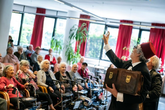 La Giunta provinciale ha concesso al Teatro Stabile di Bolzano un’assegnazione integrativa per la realizzazione dell’ormai consolidato progetto “Fuori!”. Tra le iniziative più importanti figurano gli eventi nelle residenze sanitarie assistenziali (RSA). (Foto: USP/Ivo Corrà)