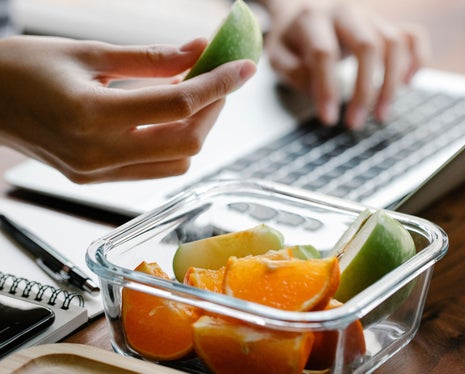 Auch während der Arbeit können frisches Obst und Gemüse, Vollkornprodukte, Nüsse und Wasser zuckerreicher Getränke oder Lebenmittel als Snack ersetzen.  (Foto: Pexels - Foto darf nur in Zusammenhang mit dieser Pressemitteilung verwendet werden.)