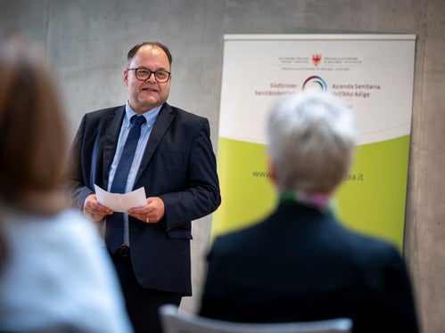 Il certificato Dialogo dell'audit famigliaelavoro non è considerato dall'Azienda sanitaria dell'Alto Adige come un punto di arrivo, bensì come un invito a proseguire il percorso intrapreso, ha sottolineato il direttore generale Christian Kofler. (Foto: USP/Fabio Brucculeri)