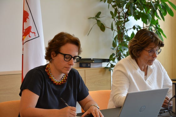 L'assessora Hochgruber Kuenzer (a destra) e Marcella Morandini durante la prima riunione online dell’Osservatorio sul Parco nazionale dello Stelvio. (Foto: ASP/Anna Gabloner)