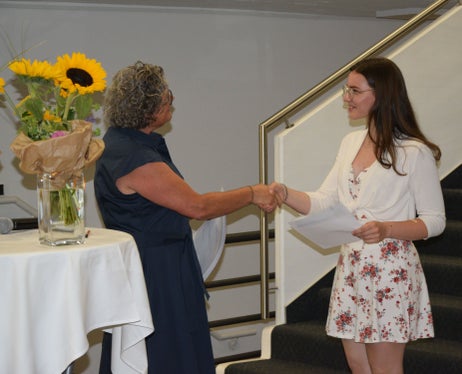 Bezirksbäuerin Heidi Innerhofer Margesin (links) überreicht Julia Laimer als beste Schülerin der drei Ausbildungsjahre den Scheck des Südtiroler Bauernbundes. (Foto: LPA/Fachschule für Hauswirtschaft und Ernährung Tisens)
