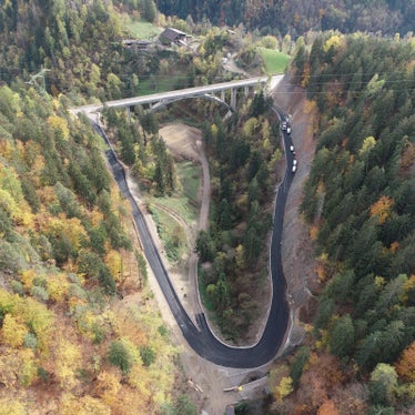 Durante i lavori di ristrutturazione del ponte, il traffico fluirà lungo un bypass appositamente costruito. (Foto: ASP/Ripartizione Infrastrutture)