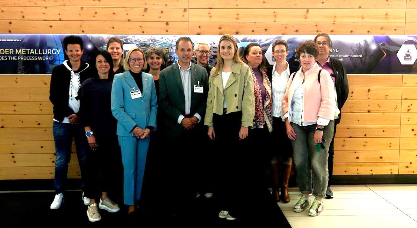 Landesrätin Magdalena Amhof (im Bild Vierte von links) besuchte das Unternehmen GKN Sinter Metals in Bruneck. (Foto: LPA/Ressort Europa, Arbeit und Personal)