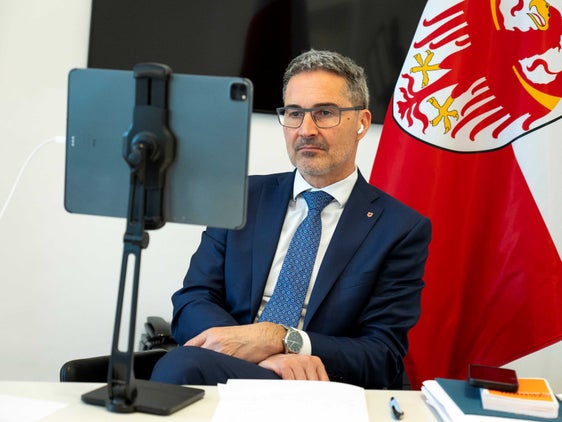 Landeshauptmann Arno Kompatscher tauschte sich bei einer Videokonferenz mit den Vertreterinnen und Vertretern der Regionen Friaul-Julisch Venetien, Aostatal, Sizilien und Sardinien sowie des Landes Trentino über die Vereinfachung des Verfahrens für die Durchführungsbestimmungen zum Autonomiestatut und über mehr Klarheit bei den Grundleistungen  aus. Kompatscher koordiniert die Sonderautonomien innerhalb der Regionen-Konferenz. (Foto: LPA/Fabio Brucculeri)