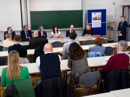 Beim heutigen Auftakt der Pnrr-Managementausbildung: v. l. Christian Kofler,  Paolo Lugli, Hubert Messner, Isabella Mastrobuono, Alex Weissensteiner, Marjaana Gunkel. (Foto: LPA/Fabio Brucculeri)