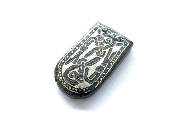 In Säben wurden wichtige Zeugnisse des Frühmittelalters, wie dieses frühmittelalterliche Gürtelelement aus dem 7. Jahrhundert nach Christus, gefunden. (Foto: LPA/Amt für Archäologie)