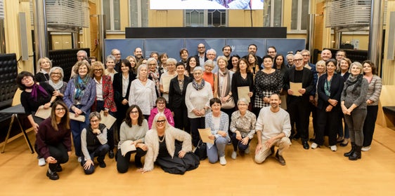 Un progetto condiviso per migliorare l'apprendimento linguistico. Foto di gruppo tra i partecipanti del progetto “Voluntariat per les llengües”, durante la festa celebrativa per i quindici anni tenutasi a Palazzo Widmann. (Foto: USP/Lucia Rose Buffa)