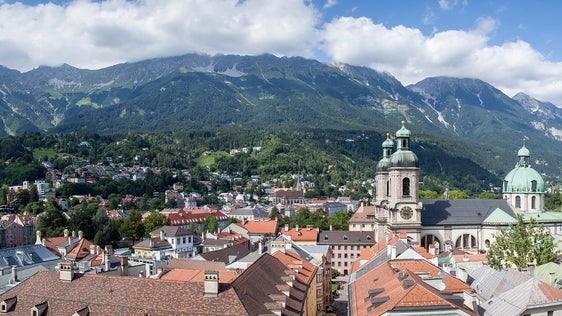 Die Landesregierung hat heute dem neuen Zusatzvertrag mit den Tirol Kliniken (im Bild Innsbruck) im Bereich der Facharztausbildung zugestimmt. (Foto: Pixabay/Julie-Kolibrie) 