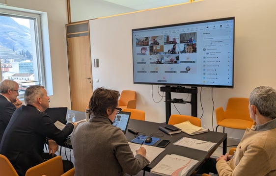 Il Comitato di coordinamento e indirizzo del Parco Nazionale dello Stelvio si è riunito online il 24 febbraio: oltre al piano e al regolamento del parco, l'attenzione si è concentrata sulla Carta europea per il turismo sostenibile e sul programma di ricerca 2026. Nella foto (da sinistra) Florian Zerzer, direttore della Ripartizione provinciale Natura, Paesaggio e Sviluppo del territorio, l'assessore provinciale Peter Brunner, l'incaricata speciale "Unesco" Marcella Morandini e Hanspeter Gunsch, direttore dell'Ufficio provinciale Parco Nazionale dello Stelvio. (Foto: USP/Vera Brunetti)