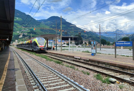 Der Bahndienst in Südtirol, also für Brennerbahn, Pustertalbahn, Meranerbahn und Vinschgerbahn, wird EU-weit bis 2039 für 1,6 Milliarden Euro ausgeschrieben. Durch die Ausschreibung soll der Dienst für die Fahrgäste weiter verbessert werden. (Foto: LPA/Alessandro Veronesi)