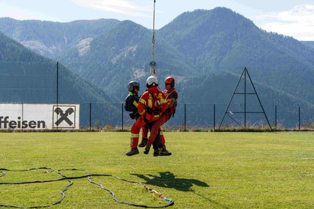 Einheiten dreier Länder ziehen an einem Strang: Im Fokus stand der koordinierte Einsatz von Hubschraubern und Bodenkräften. (Feuerwehr Anras/Simon Kofler)
