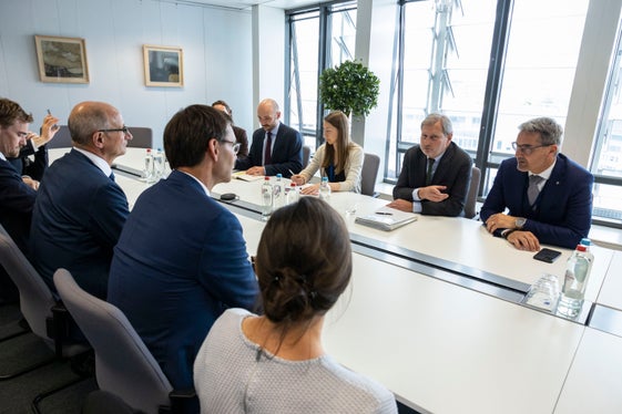 Landeshauptmann Kompatscher (r.) berichtete über die Herausforderungen des Landes Südtirol bei der Umsetzung des Wiederaufbauplans (Pnrr) aufgrund der zentralistischen Vorgehensweise Italiens. (Foto: LPA/Javier Bernal Revert)
