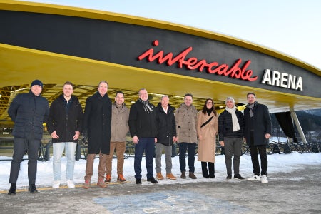 Sportminister Abodi (2.v.l.) und Landeshauptmann Kompatscher (1.v.l.) mit den Vertretern der Organisationen und Technikern bei der Besichtigung der Intercable Arena. (Foto: HC Pustertal)