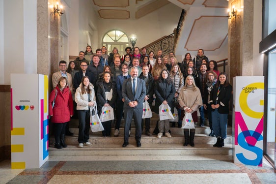 Un gruppo di circa 200 nuovi dipendenti entrati nel servizio provinciale dal maggio 2024 all'Onboarding con il direttore generale Alexander Steiner (davanti, quarto da sinistra) ai Career Days a Palazzo Widmann a Bolzano. (Foto: USP/Greta Stuefer)
