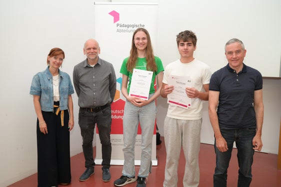 Nationaler Physik-Wettbewerb (von links): Landesschuldirektorin Sigrun Falkensteiner, Lehrer, Elaine Memleev, Ilia Pigneter, Lehrer (Foto: LPA/Deutsche Bildungsdirektion/Margit Pichler)