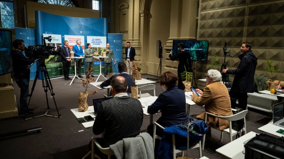 Vorstellung der Kampagne Waldatem - respiro del bosco - fla dl bosch: vorne von links Forstwirtschaftslandesrat Luis Walcher, Landesforstdirektor Günther Unterthiner, Försterin Teresa Staffler, Forststationsleiter Giorgio Sivieri, Waldbesitzer Oswald Karbon (Foto: LPA/Fabio Brucculeri)