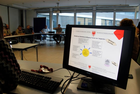 Come integrare con successo le persone con disabilità nel mondo del lavoro? Questa la domanda al centro di un recente incontro tra l'assessora alla Coesione sociale Pamer e una delegazione della Carinzia (Foto: USP/Carmen Kollmann)